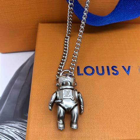 louis vuitton astronaut chain